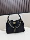 CHANEL シャネル 25 バッグ デザインはクラシックで、サイズは 30 × 26 × 14 cm です