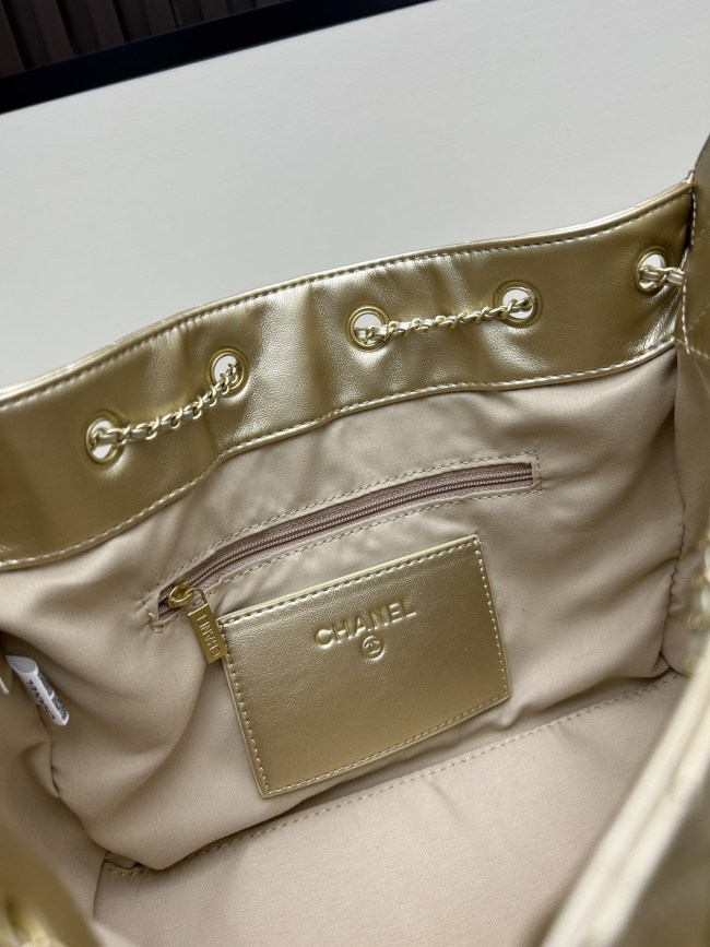 CHANEL シャネル 25 バッグ デザインはクラシックで、サイズは 30 × 26 × 14 cm です