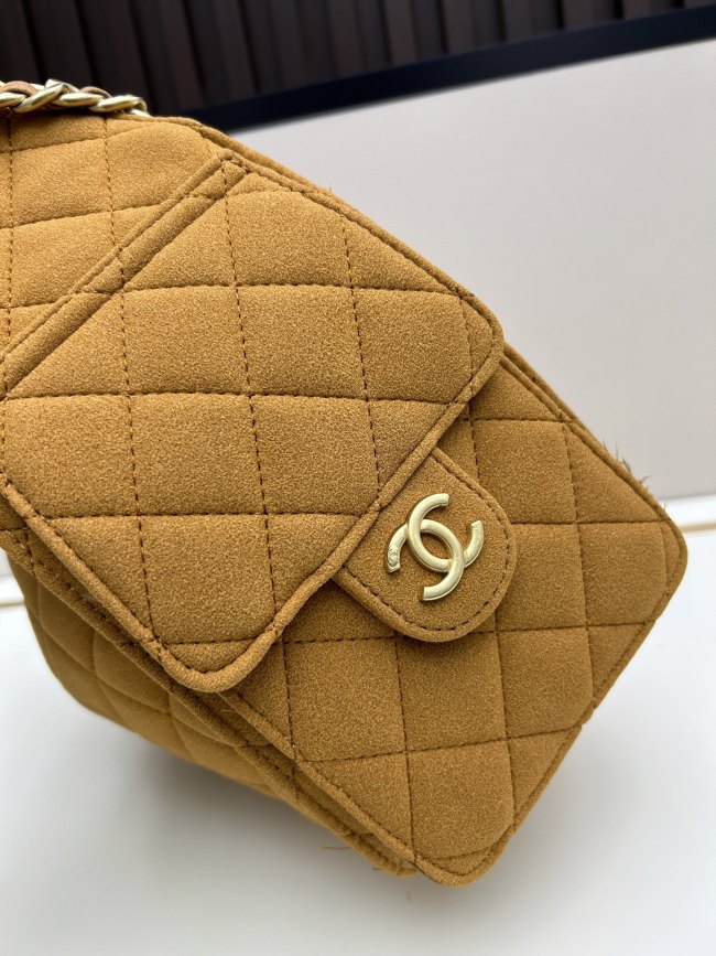 CHANEL シャネル 25 バッグ デザインはクラシックで、サイズは 30 × 26 × 14 cm です