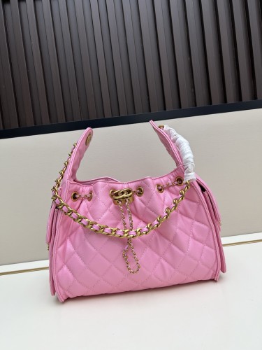 CHANEL シャネル 25 バッグ デザインはクラシックで、サイズは 30 × 26 × 14 cm です