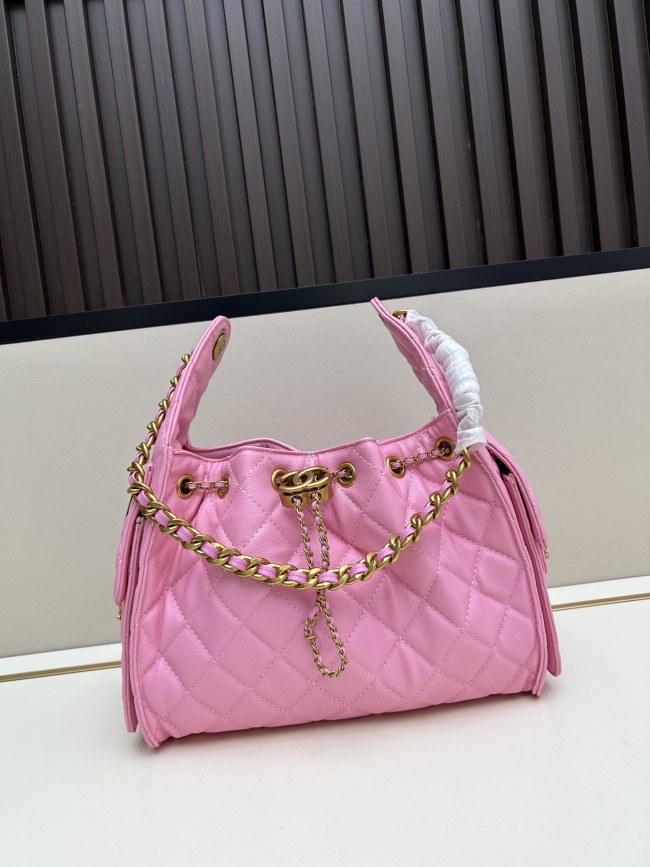 CHANEL シャネル 25 バッグ デザインはクラシックで、サイズは 30 × 26 × 14 cm です