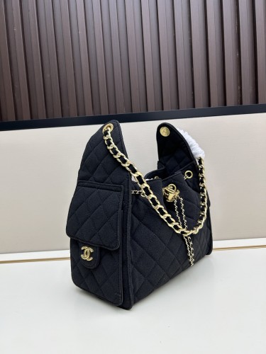 CHANEL シャネル 25 バッグ デザインはクラシックで、サイズは 30 × 26 × 14 cm です