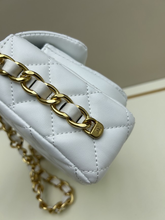 CHANELシャネル ラムスキン ハンドル付きメッセンジャーバッグサイズは 21 × 12 × 7 cm、型番 8837 です