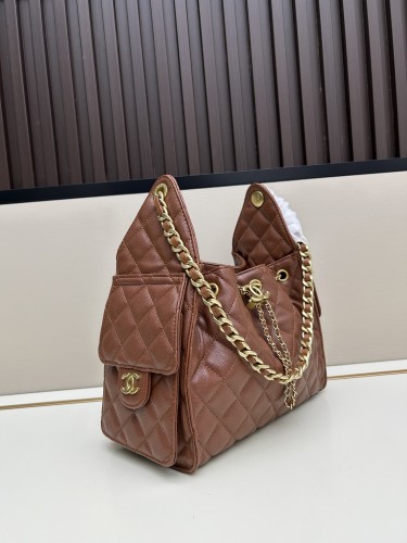 CHANEL シャネル 25 バッグ デザインはクラシックで、サイズは 30 × 26 × 14 cm です