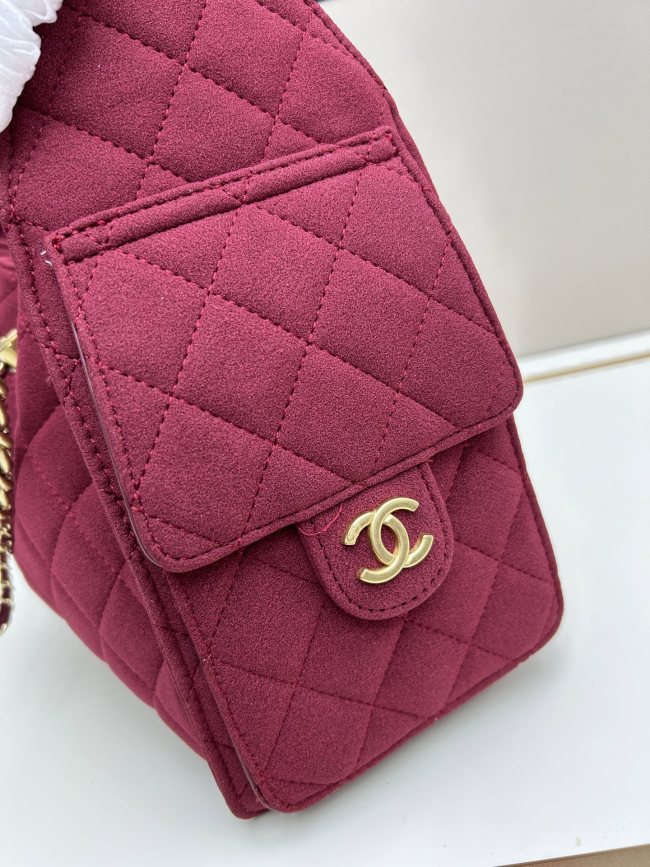 CHANEL シャネル 25 バッグ デザインはクラシックで、サイズは 30 × 26 × 14 cm です