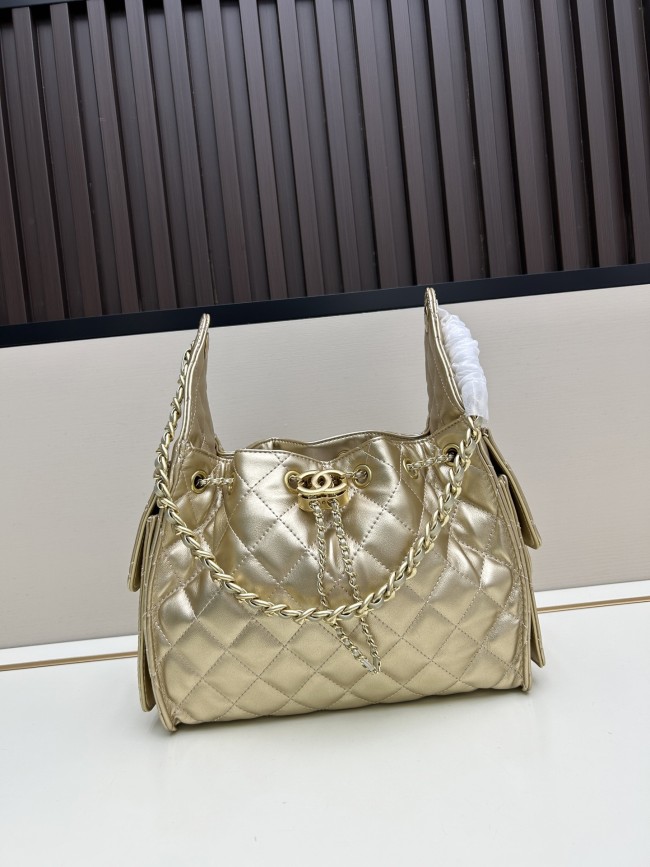 CHANEL シャネル 25 バッグ デザインはクラシックで、サイズは 30 × 26 × 14 cm です