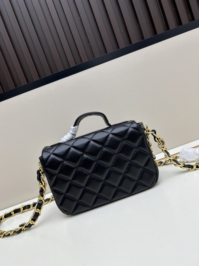 CHANELシャネル ラムスキン ハンドル付きメッセンジャーバッグサイズは 21 × 12 × 7 cm、型番 8837 です