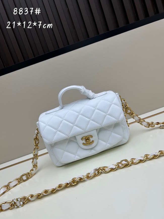 CHANELシャネル ラムスキン ハンドル付きメッセンジャーバッグサイズは 21 × 12 × 7 cm、型番 8837 です