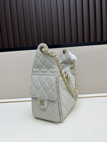 CHANEL シャネル 25 バッグ デザインはクラシックで、サイズは 30 × 26 × 14 cm です