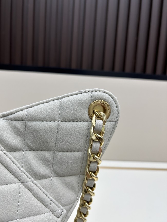 CHANEL シャネル 25 バッグ デザインはクラシックで、サイズは 30 × 26 × 14 cm です