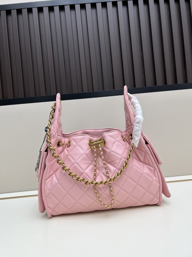CHANEL シャネル 25 バッグ デザインはクラシックで、サイズは 30 × 26 × 14 cm です