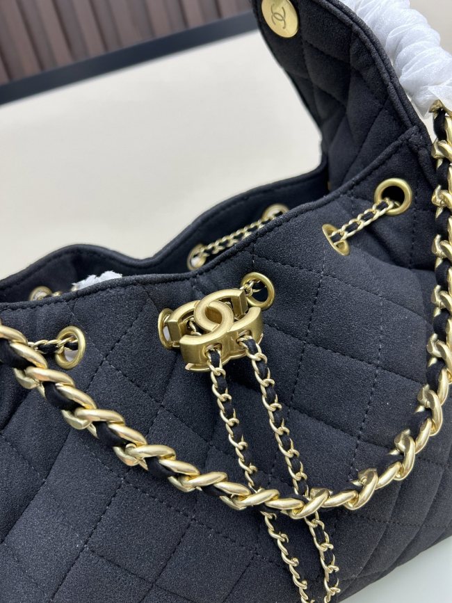 CHANEL シャネル 25 バッグ デザインはクラシックで、サイズは 30 × 26 × 14 cm です