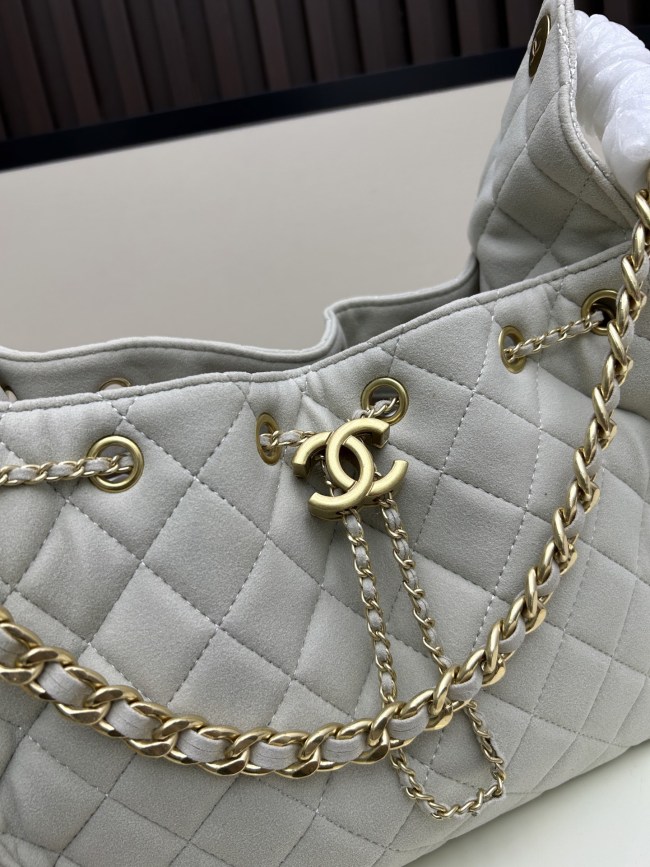 CHANEL シャネル 25 バッグ デザインはクラシックで、サイズは 30 × 26 × 14 cm です
