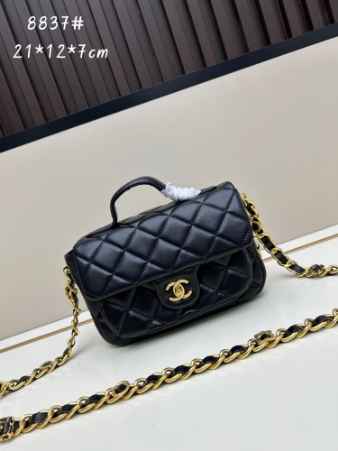 CHANELシャネル ラムスキン ハンドル付きメッセンジャーバッグサイズは 21 × 12 × 7 cm、型番 8837 です