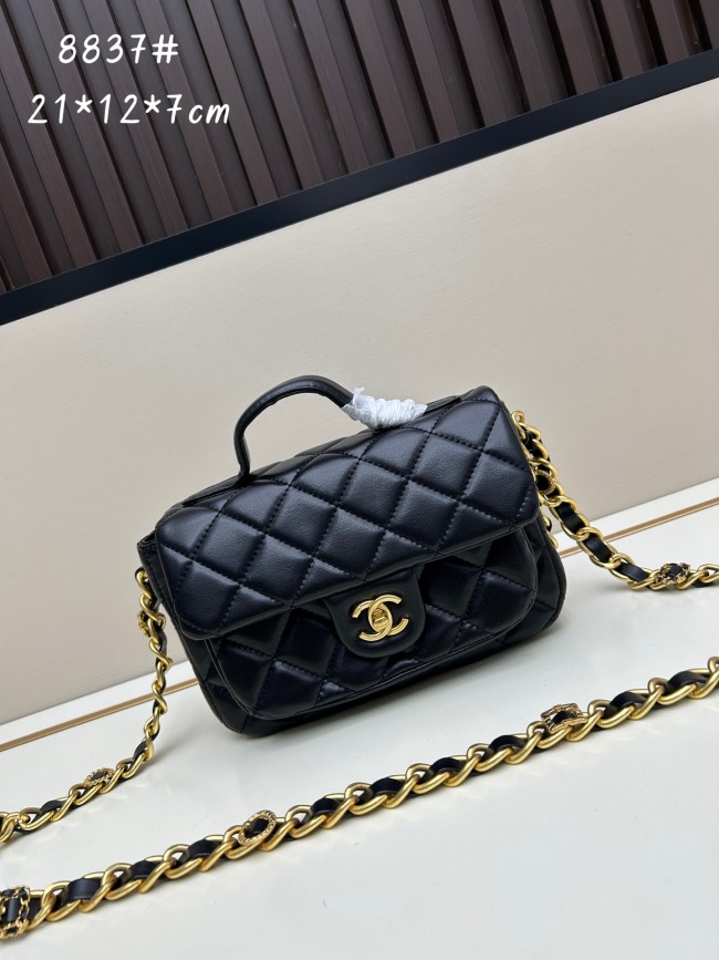 CHANELシャネル ラムスキン ハンドル付きメッセンジャーバッグサイズは 21 × 12 × 7 cm、型番 8837 です