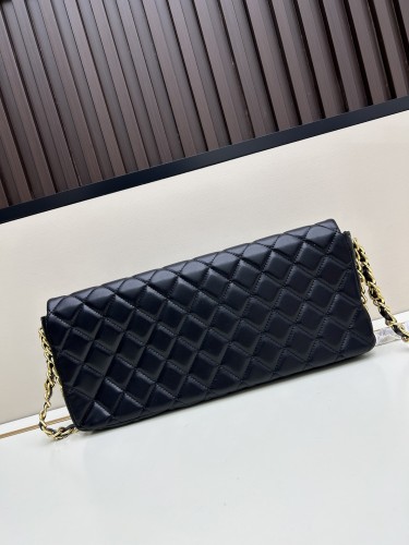 CHANELシャネル バゲット型クラッチバッグ（型番：8834）、サイズ：縦18×横38×奥行4 cm