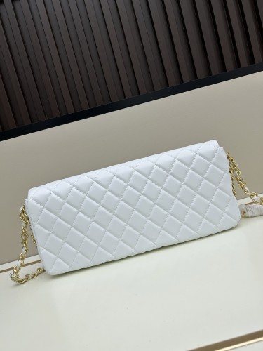 CHANELシャネル バゲット型クラッチバッグ（型番：8834）、サイズ：縦18×横38×奥行4 cm