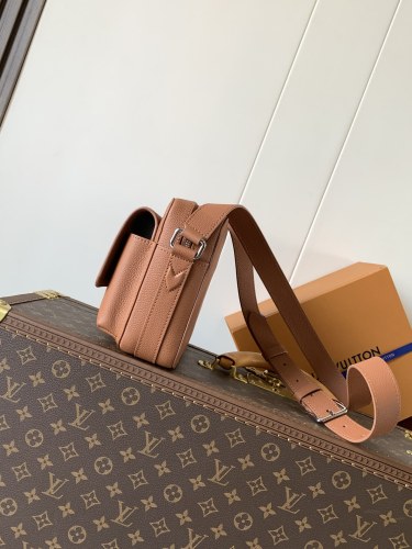 Louis Vuitton M25981 ブラウン BOARDING メッセンジャーバッグ