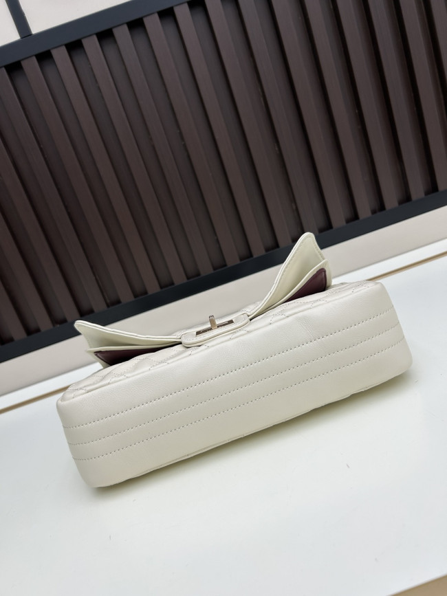 CHANEL シャネルのクラシックな名作 モデル番号：C008 サイズ：25cm × 15.5cm × 7.5cm