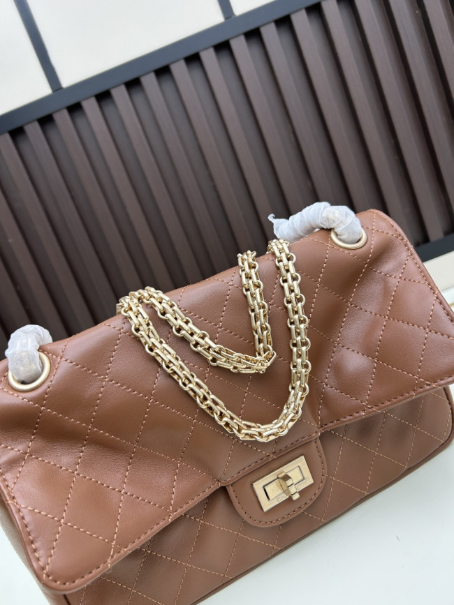 CHANEL シャネルのクラシックな名作 モデル番号：C008 サイズ：25cm × 15.5cm × 7.5cm