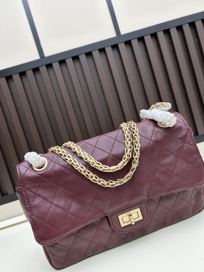 CHANEL シャネルのクラシックな名作 モデル番号：C008 サイズ：25cm × 15.5cm × 7.5cm