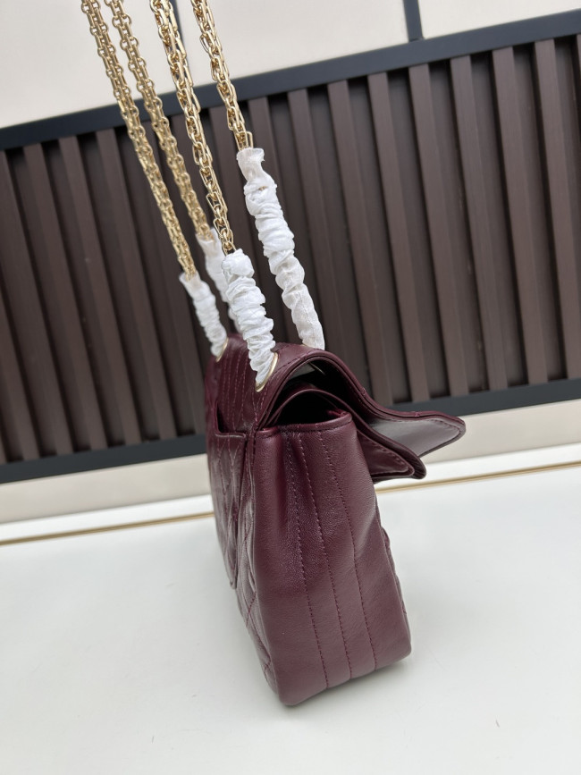 CHANEL シャネルのクラシックな名作 モデル番号：C008 サイズ：25cm × 15.5cm × 7.5cm