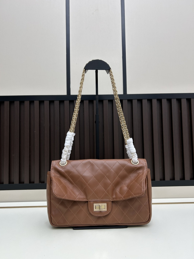 CHANEL シャネルのクラシックな名作 モデル番号：C008 サイズ：25cm × 15.5cm × 7.5cm