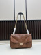 CHANEL シャネルのクラシックな名作 モデル番号：C008 サイズ：25cm × 15.5cm × 7.5cm