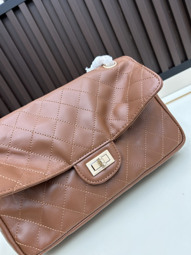 CHANEL シャネルのクラシックな名作 モデル番号：C008 サイズ：25cm × 15.5cm × 7.5cm