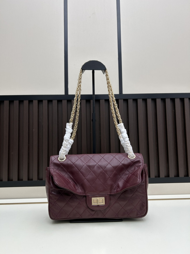 CHANEL シャネルのクラシックな名作 モデル番号:C008 サイズ:25cm × 15.5cm × 7.5cm