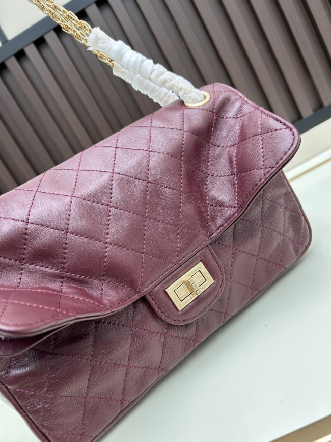CHANEL シャネルのクラシックな名作 モデル番号：C008 サイズ：25cm × 15.5cm × 7.5cm