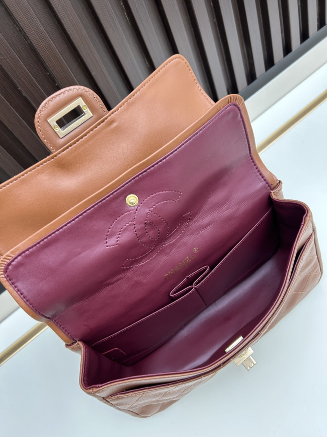 CHANEL シャネルのクラシックな名作 モデル番号：C008 サイズ：25cm × 15.5cm × 7.5cm