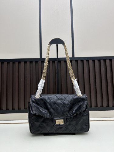 CHANEL シャネルのクラシックな名作 モデル番号：C008 サイズ：25cm × 15.5cm × 7.5cm