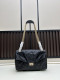 CHANEL シャネルのクラシックな名作 モデル番号：C008 サイズ：25cm × 15.5cm × 7.5cm