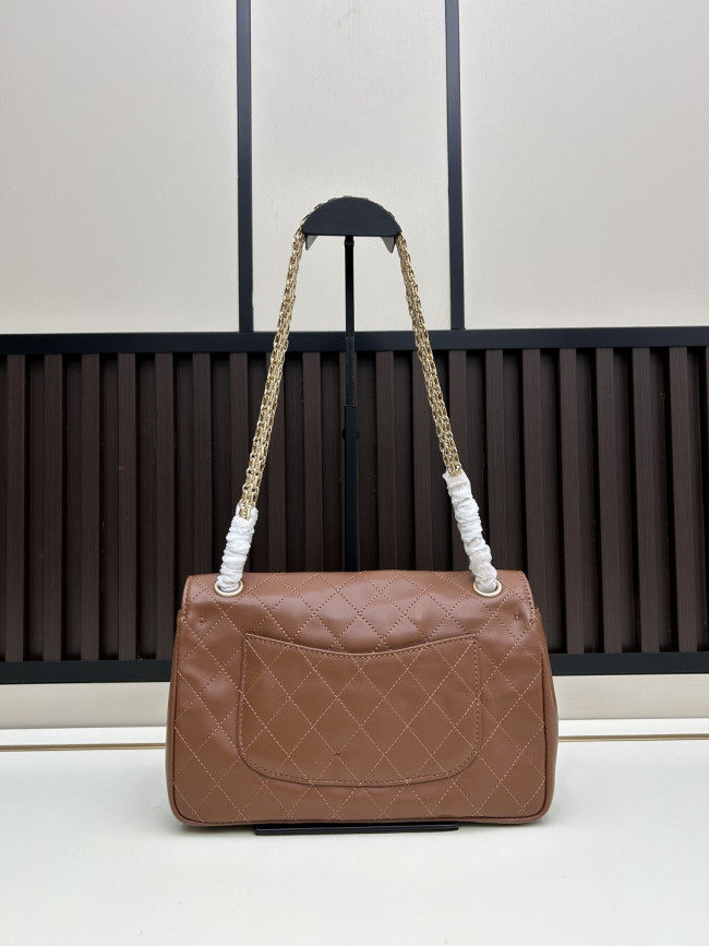 CHANEL シャネルのクラシックな名作 モデル番号：C008 サイズ：25cm × 15.5cm × 7.5cm