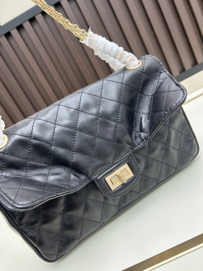 CHANEL シャネルのクラシックな名作 モデル番号：C008 サイズ：25cm × 15.5cm × 7.5cm