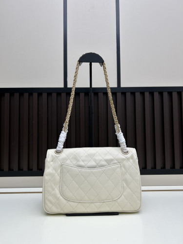 CHANEL シャネルのクラシックな名作 モデル番号：C008 サイズ：25cm × 15.5cm × 7.5cm