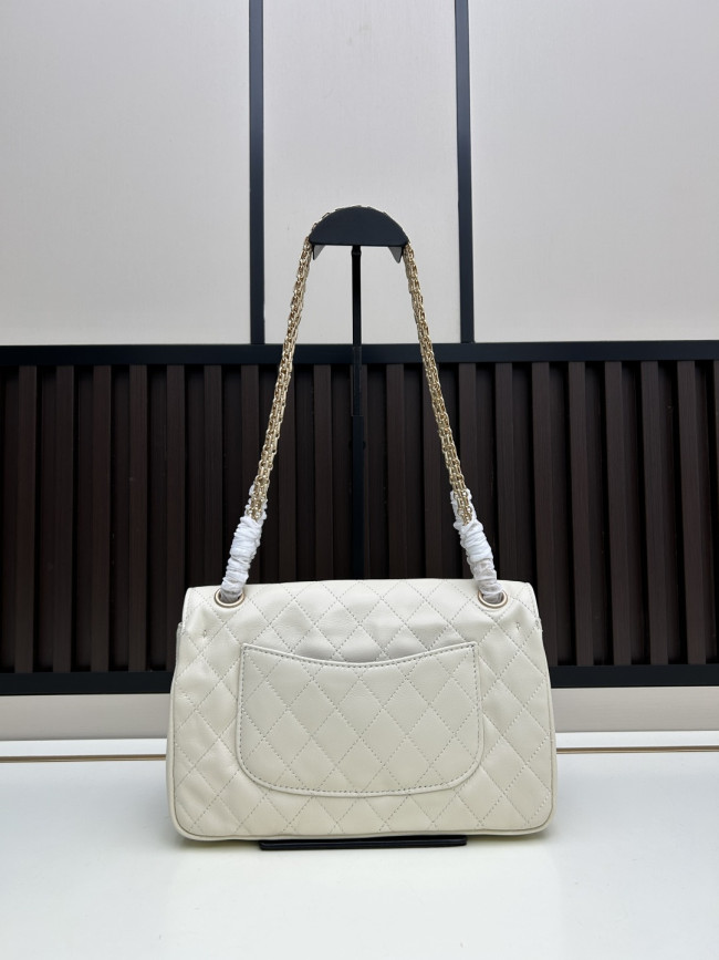 CHANEL シャネルのクラシックな名作 モデル番号：C008 サイズ：25cm × 15.5cm × 7.5cm