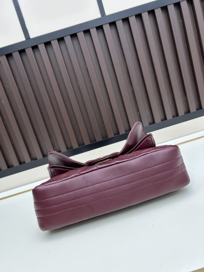 CHANEL シャネルのクラシックな名作 モデル番号：C008 サイズ：25cm × 15.5cm × 7.5cm