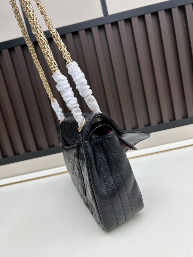 CHANEL シャネルのクラシックな名作 モデル番号：C008 サイズ：25cm × 15.5cm × 7.5cm