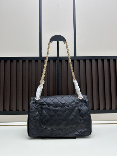 CHANEL シャネルのクラシックな名作 モデル番号：C008 サイズ：25cm × 15.5cm × 7.5cm