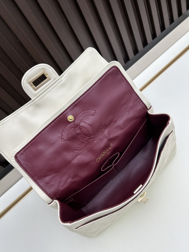 CHANEL シャネルのクラシックな名作 モデル番号：C008 サイズ：25cm × 15.5cm × 7.5cm