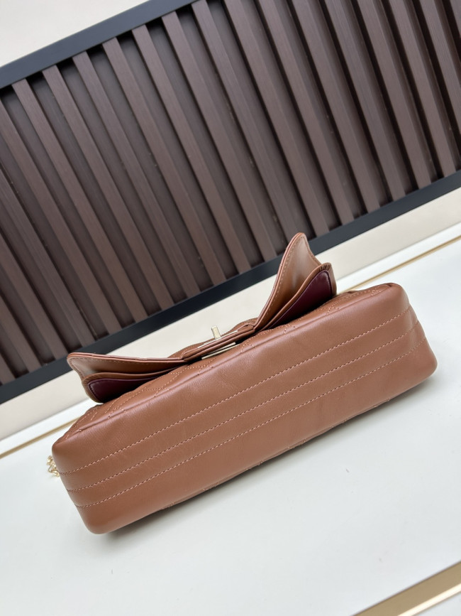 CHANEL シャネルのクラシックな名作 モデル番号：C008 サイズ：25cm × 15.5cm × 7.5cm