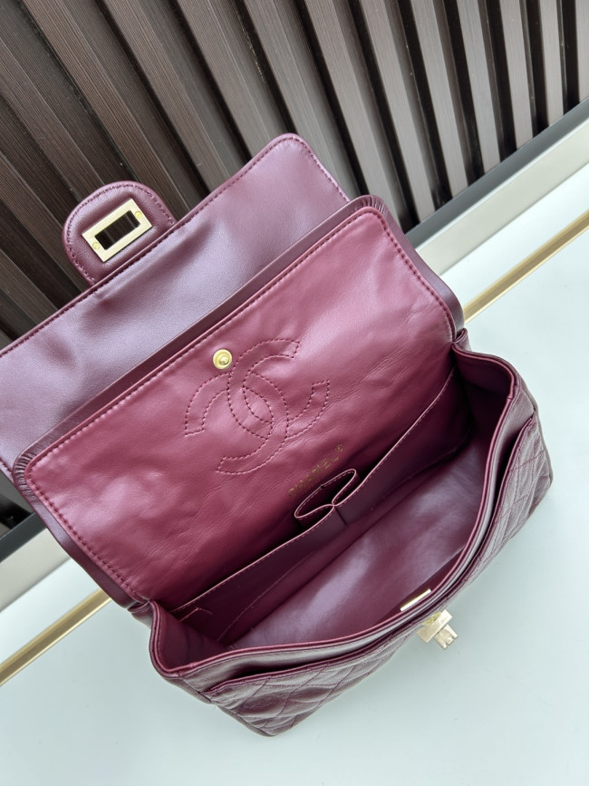 CHANEL シャネルのクラシックな名作 モデル番号：C008 サイズ：25cm × 15.5cm × 7.5cm
