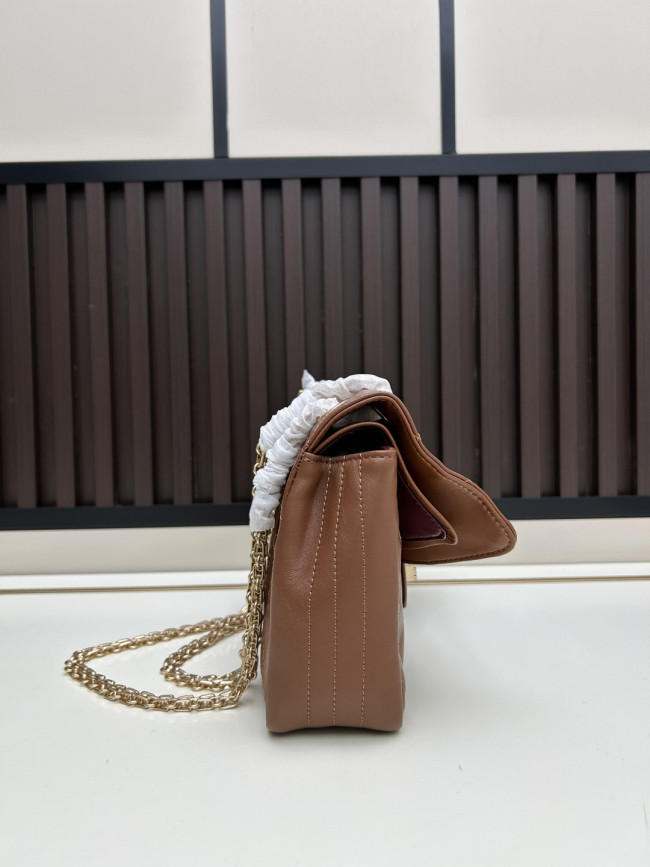 CHANEL シャネルのクラシックな名作 モデル番号：C008 サイズ：25cm × 15.5cm × 7.5cm