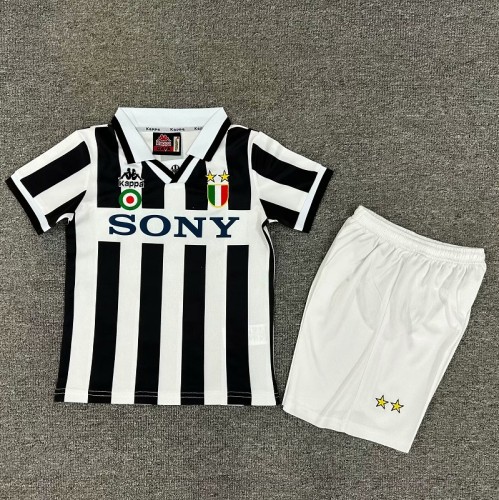 Retro 95/96 Juventus home kids kit