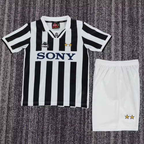Retro 95/97 Juventus home kids kit
