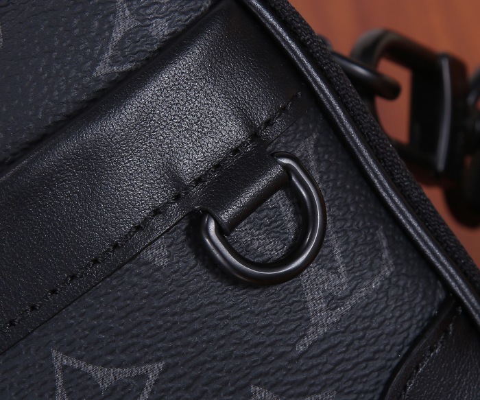 Louis Vuitton M82542 Alpha Shoulder Bags Size 11*18*6cm