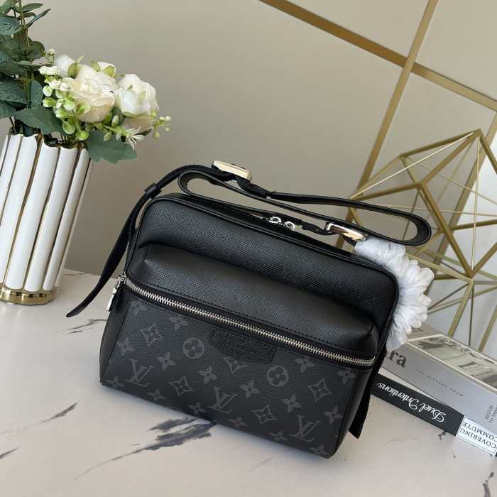 Louis Vuitton M30233 Outdoor Messenger Men Bags Size 29.5*20*10.5cm