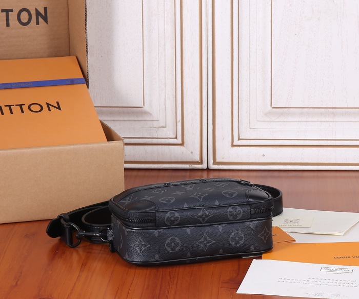 Louis Vuitton M82542 Alpha Shoulder Bags Size 11*18*6cm